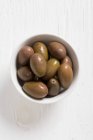 Olive verdi marinate in ciotola bianca — Foto stock