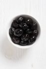Black olives in bowl — Stock Photo