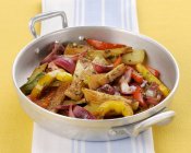 Légumes frits colorés avec origan en pot sur serviette — Photo de stock