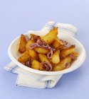 Geräucherte und gebratene Kartoffeln mit Zwiebeln — Stockfoto