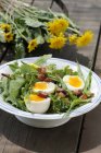 Insalata con uova e pancetta in ciotola — Foto stock