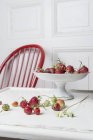 Erdbeeren auf weißem Kuchenstand — Stockfoto