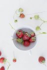 Fresas en taza de porcelana - foto de stock