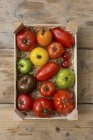 Caixa de tomates coloridos — Fotografia de Stock