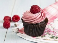 Cupcake al cioccolato con crema — Foto stock