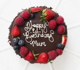 Pastel de cumpleaños con glaseado de chocolate - foto de stock