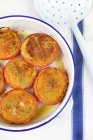 Tomates gratinados com farinha de rosca — Fotografia de Stock