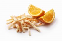 Сахарная цедра и свежие оранжевые ломтики — стоковое фото