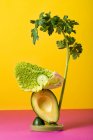 Овочева скульптура на кольоровому фоні — стокове фото