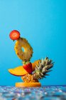 Scultura di frutta e fragole — Foto stock