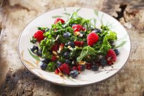 Berry salad with kale on plate — Stock Photo