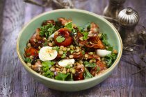 Сочевичний салат з беконом та яйцями — стокове фото