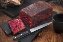 Parte di carne con barbabietola — Foto stock