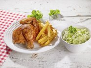 Жареная курица с чипсами и салатом — стоковое фото