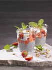 Puddings de graines de chia aux fraises — Photo de stock