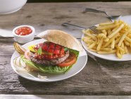 Hamburger et croustilles — Photo de stock
