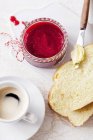 Desayuno con café expreso y mermelada de frambuesa - foto de stock