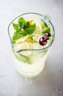 Лимонад с мятой и льдом — стоковое фото