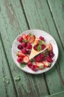 Чизкейк со свежими ягодами — стоковое фото