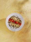 Мюсли со шпинатом, авокадо и клубникой — стоковое фото