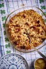 Cuocere la pasta con crosta di pane croccante — Foto stock