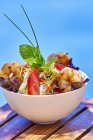 Овочевий салат з креветками в мисці — стокове фото