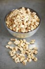 Cacahuètes non décortiquées dans un bol — Photo de stock