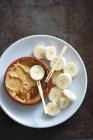 Банан с арахисовым маслом — стоковое фото