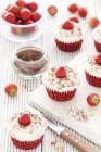 Cupcakes en velours rouge — Photo de stock
