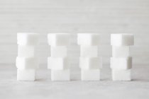 Vista close-up de cubos de açúcar empilhados no fundo branco — Fotografia de Stock