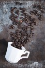 Kaffeebohnen gestreut — Stockfoto