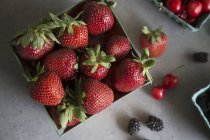 Strawberries with cherries and blackberries — Stock Photo