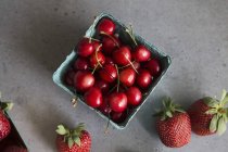 Cerises et fraises fraîches — Photo de stock