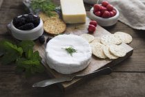 Plateau de fromage au sésame — Photo de stock