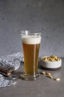 Пшеничное пиво в стакане и арахис — стоковое фото