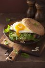 Panecillo de desayuno con huevo - foto de stock