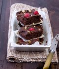 Stapel Himbeer-Brownies mit Nüssen — Stockfoto