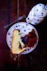 Vista dall'alto dei pezzi Panettone su piatto con brocca e cake server ha vinto superficie in legno — Foto stock