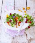Salat mit Pfifferlingen und Stachelbeeren — Stockfoto