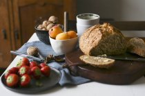 Завтрак стол с хлебом — стоковое фото