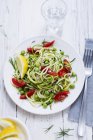 Courgette spaghetti with tomatoes — Stock Photo