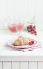 Colazione con croissant sul tavolo — Foto stock