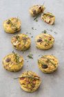 Mini-Frittatas mit Pilzen auf grauer Oberfläche — Stockfoto
