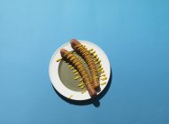 Frankfurters con mostaza en plato - foto de stock