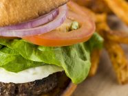 Pomodoro, cipolla e lattuga in hamburger — Foto stock