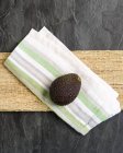 Свежий авокадо на салфетке — стоковое фото