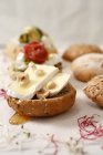 Rotolo Camembert con nocciole — Foto stock