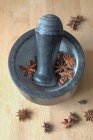 Anis étoilé dans un mortier — Photo de stock