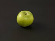 Frischer grüner Apfel — Stockfoto