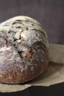 Кусок хлеба с коркой — стоковое фото